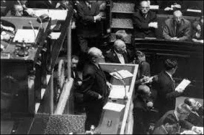 Ce 5 octobre, l'adoption par l'assemblée d'une motion de censure renverse le gouvernement : c'était en ...