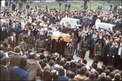 5 mai, Bobby Sands, militant de l'IRA, meurt dans une prison d'Irlande du nord à l'issue d'une grève de la faim de 66 jours : c'était en ...