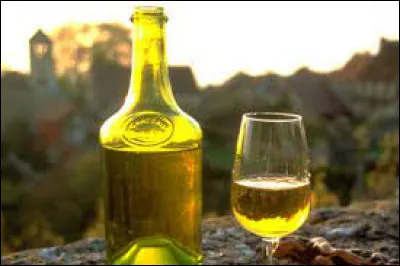 Quel est ce vin, parmi les plus secs au monde, confectionné exclusivement dans le Jura à partir d'un seul cépage, appelé savagnin ou fromentin ?