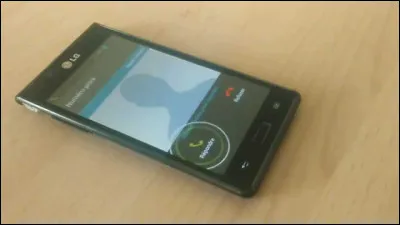 Au bout d'une heure, le scientifique a faim et va se prendre un café. Soudain, il reçoit un appel urgent de son époux/épouse. Comment réagit-il ?