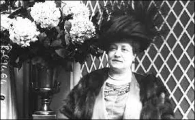 Cette militante féministe de la fin du XIXe siècle, journaliste, fondatrice du journal "La Fronde", c'est Marguerite ...