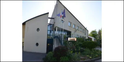 En quelle année la mairie actuelle a-t-elle été construite ?