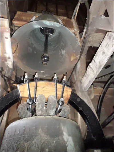 Sous la direction de quel curé les cloches actuelles de l'église Saint-Laurent ont-elles été installées ?