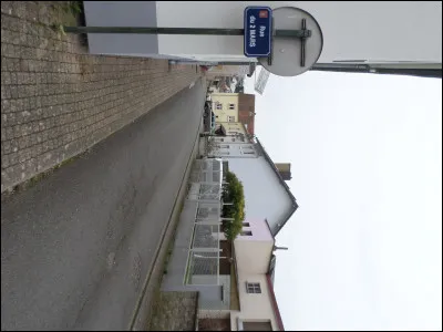 Pourquoi cette rue porte-t-elle le nom de "rue du 2 Mars" ?