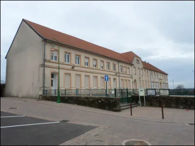 En combien de parties peut-on diviser l'école primaire de Spicheren ?