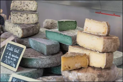 "Comment voulez-vous gouverner un pays où il existe 246 variétés de fromage ?" est une phrase de Georges Pompidou.