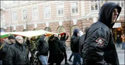 Avec le temps le mouvement se politise et des divergences apparaissent. 
Quand les skinheads se sont-ils politisés ?