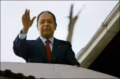 Cet homme politique haïtien, président à vie d'Haïti de 1971 à 1986, date de sa déposition par l'armée, se nomme ...