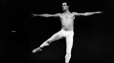 Ce danseur du corps de ballet de l'Opéra de Paris, nommé danseur étoile en 1980, c'est Patrick ...