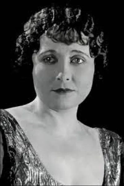 Cette actrice française du cinéma muet, qui a été aussi danseuse de music-hall à New-York dans la troupe des Ziegfeld Follies, se nomme Paulette ...