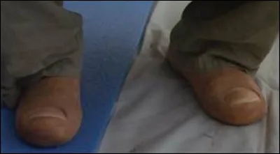 Dans le film "Brice de Nice", quel acteur incarne un personnage ayant des pieds en forme de baguette ?