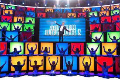 Qui était le présentateur du jeu télévisé "Au pied du mur ! " ?