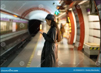 Complète la phrase : Elles ______ (attendre) le train.