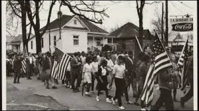 Ce 7 mars a lieu, dans l'État de l'Alabama, la première des marches de Selma à Montgomery, marches de protestation qui ont marqué la lutte des droits civiques des Afro-Américains aux États-Unis, point culminant du mouvement pour le droit de vote : c'était en ...