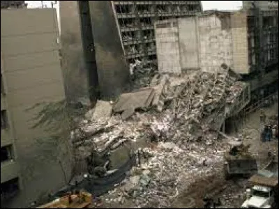 Ce 7 août, ont lieu les premiers attentats d'Al-Qaida ; ils visent les ambassades américaines à Nairobi et Dar-es-Salaam et font 224 morts et 5 000 blessés : c'était en ...