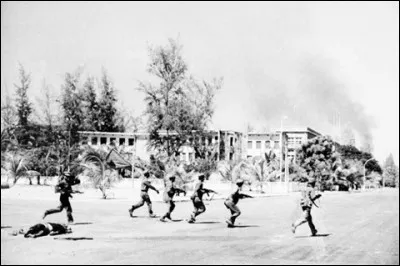 Ce 7 janvier, le sanglant régime des Khmers rouges, dirigé par Pol Pot, est renversé lorsque les troupes vietnamiennes entrent dans la capitale cambodgienne : c'était en ...