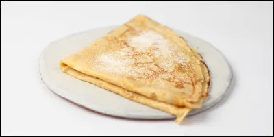 Quel est l'accompagnement de la crêpe sur la photo ?