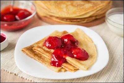 Quel est l'accompagnement des crêpes sur la photo ?