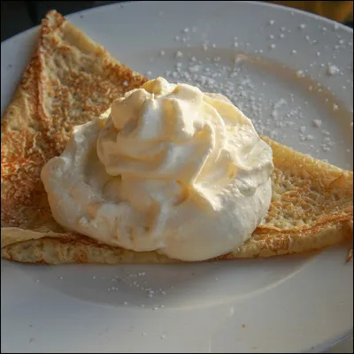 Quel est l'accompagnement de la crêpe sur la photo ?