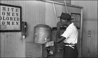 Quelle expression désigne les lois ségrégationnistes qui ont été promulguées dans les États du Sud des États-Unis entre 1877 et 1964 ?