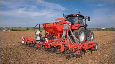 Comment appelle-t-on l'outil agricole qui permet de planter les cultures ?