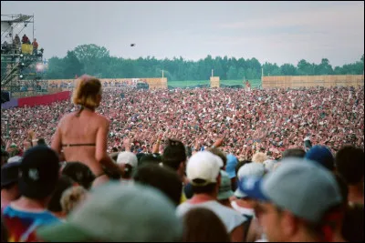 Quel festival est connu pour avoir réuni environ 500 000 hippies et des artistes légendaires comme Jimi Hendrix, The Who, ou Janis Joplin, dans des conditions de logistique et de météo chaotiques, du 15 au 18 août 1969 ?