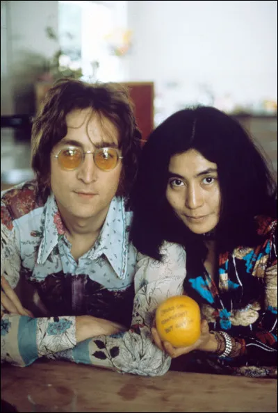 Quel est le nom du chanteur et compositeur britannique qui était un des fers de lance du mouvement hippie, en militant pour la paix et la non-violence, et en organisant des opérations médiatiques avec sa femme Yoko Ono ?