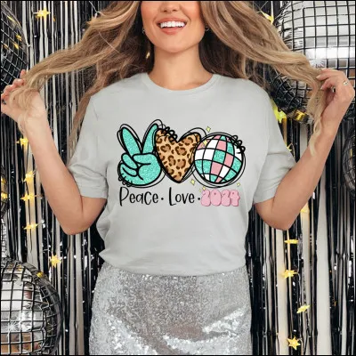 Quel est le slogan général du mouvement hippie, qui résume son idéal de paix et damour dans le monde ?