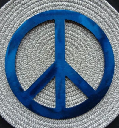Quel symbole connu est associé au slogan Peace and love, qui exprime lidéal pacifiste du mouvement hippie ?