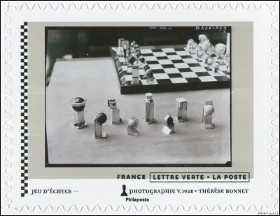 Cet échiquier est signé d'un nom célèbre : lequel ?