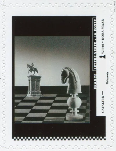 Quelle est la pièce visible à l'arrière-plan, sur la gauche ?