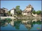 Des rues bordes d'choppes dans un village mdival au bord du Lman, des places fleuries, quelques remparts, un chteau, le jardin des Cinq Sens. C'est...