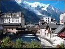 Domine par le massif du Mont-Blanc, dont le long enchanement des aiguilles et les masses glaces s'affichent dans toute leur spendeur, elle attire les touristes du monde entier.