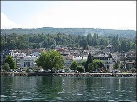 Baptise 'perle du Lman', situe entre le lac et les contreforts des Pralpes du Chablais, la station s'tage en amphithtre . Les ruelles du centre ne sont que raidillons et recoins.