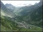 Nich dans une haute valle environne de sommets de plus de 3000m, c'est le dernier village de la haute Maurienne. Il restitue intact un pan de vie montagnarde.