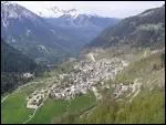 Le bas et le haut du village sont spars par des gorges profondes. Le premier est un village anim, le second, dans un vallon secret, magnifique alpage clos par la Grande Casse.