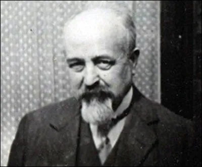 Quelle est la profession du célébrissime Spirou dessiné par Robert Pierre Velter ?