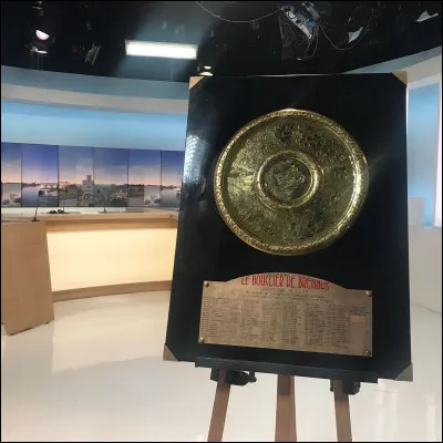 Qui est l'auteur du dessin du bouclier de Brennus ?