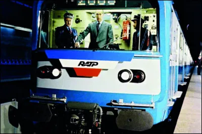 Ce 9 décembre, c'est l'inauguration du RER avec la jonction entre les deux sections - occidentale et orientale - du métro express, et l'ouverture de la station de correspondance Châtelet - Les Halles : c'était en ...