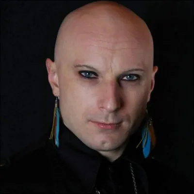 Quel est ce youtubeur chrétien, appartenant à la culture gothique ? (Voir photo).