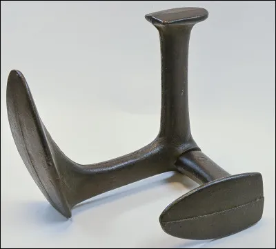 Quel est ce type d'enclume de cordonnier qui facilite le ressemelage des différenttes chaussures ?