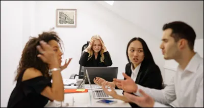 Que fait un individu qui aborde sans ménagement une question délicate que les autres veulent éviter ?