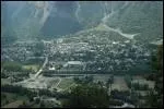 La capitale de l'Oisans s'tend en bout de plaine, adosse  d'impressionnantes falaises et marque l'entre des Ecrins. Muse des Minraux et de la Faune des Alpes.