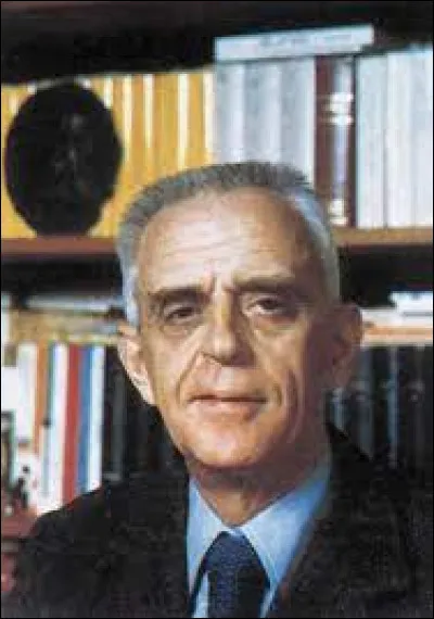 Cet universitaire et juriste, spécialiste du droit constitutionnel et de sociologie du droit, c'est Maurice ...