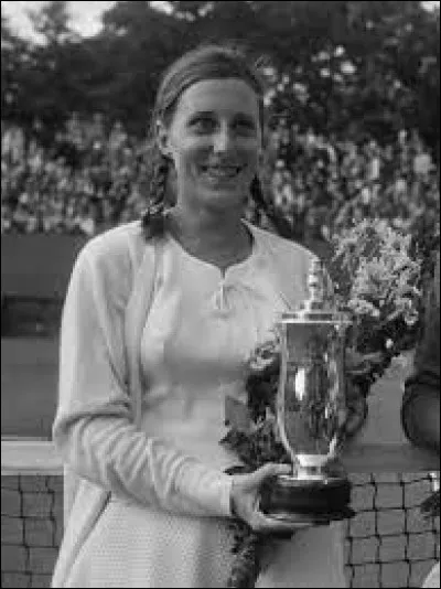 Cette joueuse de tennis, victorieuse à Roland Garros en 1967 et classée 3e joueuse mondiale cette même année, numéro un française pendant la quasi-totalité de sa carrière, c'est Françoise ...