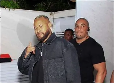 Quel célèbre footballeur a été aperçu avec quelques kilos en plus, suscitant l'étonnement de ses plus grands fans ?