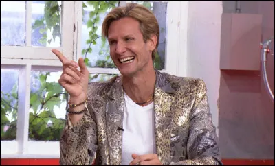 Sous quel pseudonyme le Français François-Xavier Renou est-il un chanteur célèbre en Indonésie ?