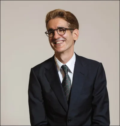 Dans quel pays le journaliste français Florent Dabadie est-il une personnalité reconnue de la télévision ?