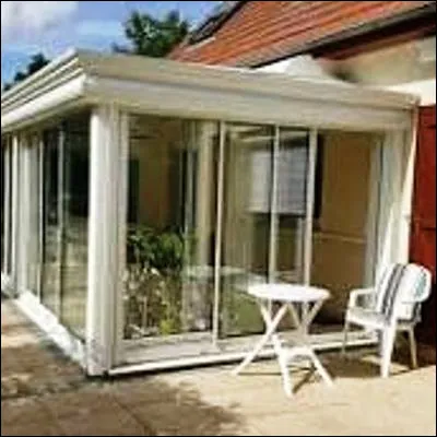 En architecture, quel nom donne-t-on à une galerie vitrée devant une façade ?