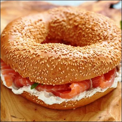 Quel petit pain dorigine juive est souvent garni de saumon fumé ?